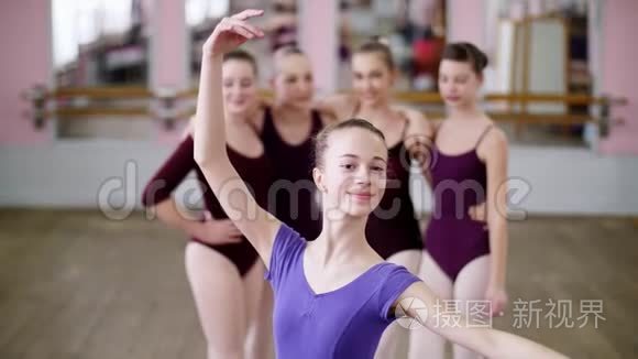 一位年轻的女孩芭蕾舞演员穿着淡紫色芭蕾舞紧身衣的肖像，微笑着，优雅地表演着芭蕾舞的身影。