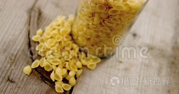 木桌上罐子里的鱼尾狮面食视频