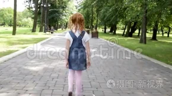 小姜女在公园的路上散步视频