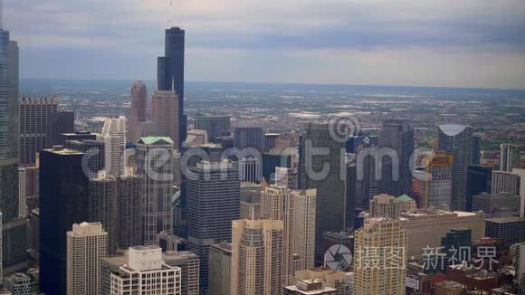 从城市上空俯瞰芝加哥摩天大楼视频