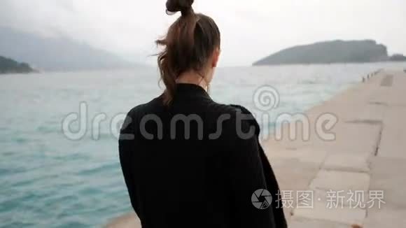 从海边边走的后女手射向远处视频