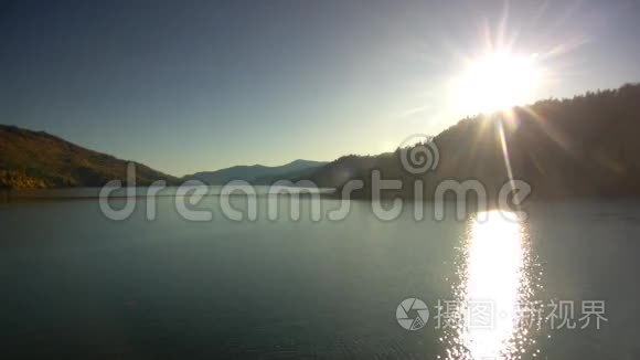 湖面上闪闪发光的太阳视频