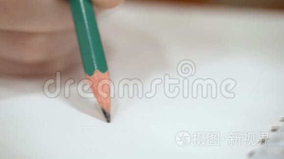 用铅笔在白纸上画小手。