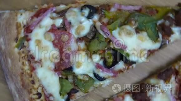新鲜出炉的意大利披萨片视频