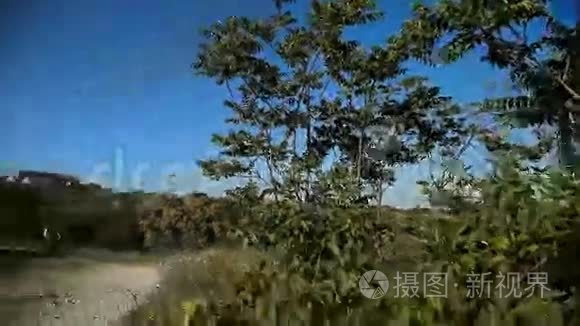 男子骑自行车骑在山路上骑山地车..