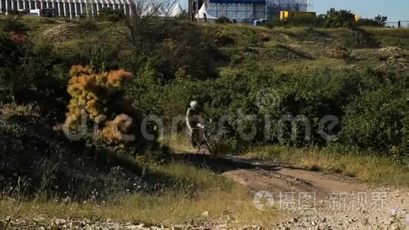 男子骑自行车骑在山路上骑山地车..