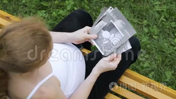 坐在长凳上看超声波扫描的孕妇视频