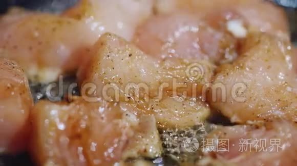 鲜嫩的鸡肉加香料炒在锅里视频