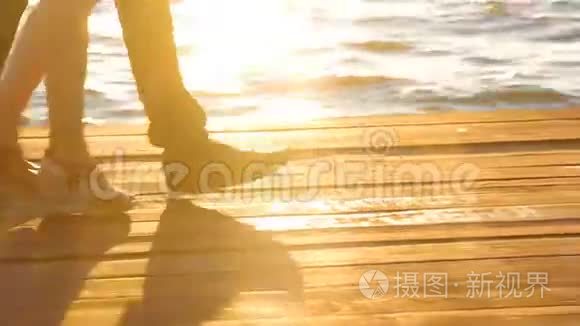 日落时分在码头上散步的情侣视频