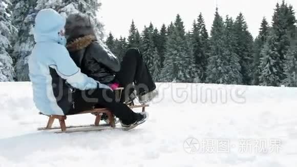 一家人在冬天玩雪橇