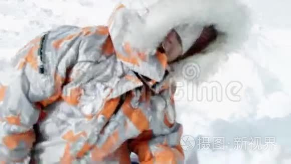 小女孩在雪地里玩得很开心