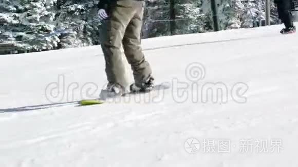 在斜坡上滑雪板上的人都要靠近视频