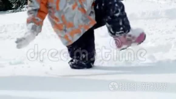 小女孩在冬天的雪地里跋涉视频