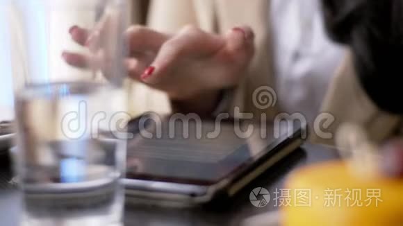 女青年手打字短信特写滚动图片手机