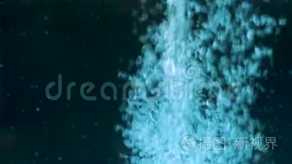 黑色背景的气泡浮出水面视频