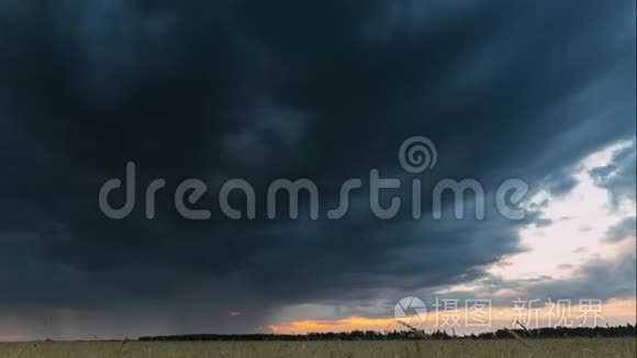 夏雨夕阳上方农村麦田景观.. 有着雨云的美丽天空