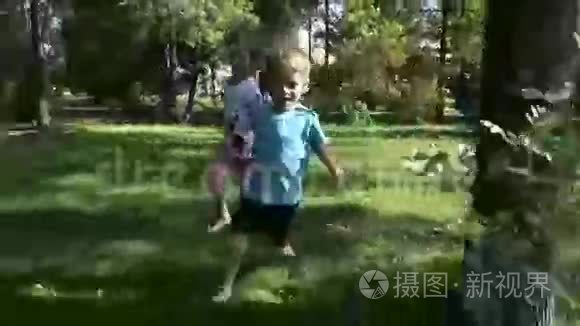 女孩和男孩赤脚在草地上奔跑