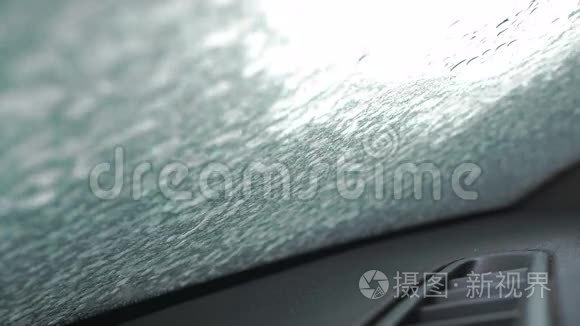 雪在汽车挡风玻璃上解冻。 延时录像
