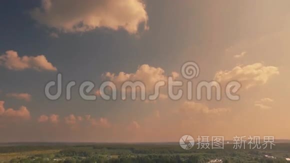 俄罗斯风景和云层的鸟瞰图视频