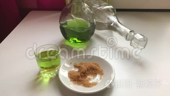 酒精鸡尾酒的制备。 吸收，冷水站在桌上的玻璃瓶里..