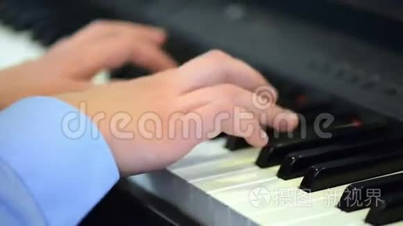 艺术家演奏钢琴视频
