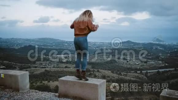 金发女孩在山里旅行视频