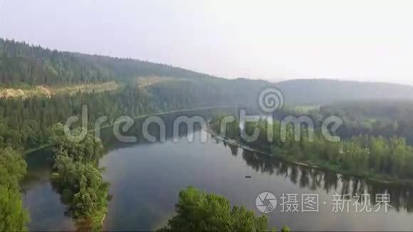 孤舟在一个高处的大湖中视频