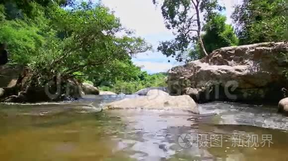 林业银行沿山河的抛光岩运动