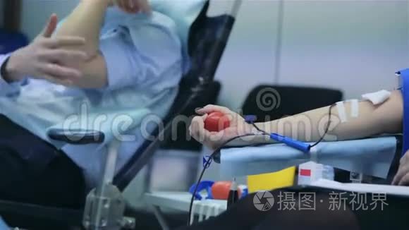 男女献血者自愿献血视频