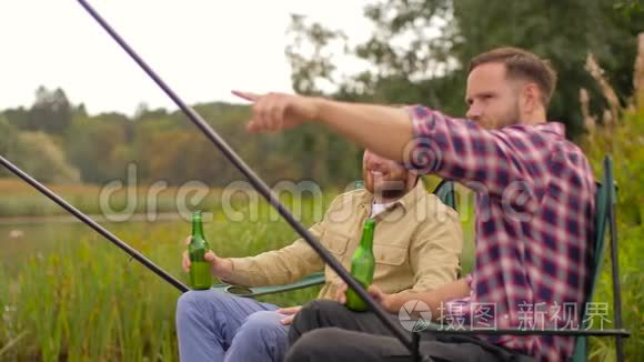 快乐的朋友在湖边钓鱼喝啤酒视频