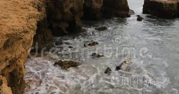 葡萄牙阿尔加维的波浪和岩石视频