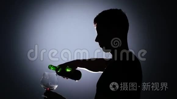 人将红酒倒入酒杯.. 背光灯