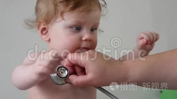 听婴儿心脏跳动的听诊器视频