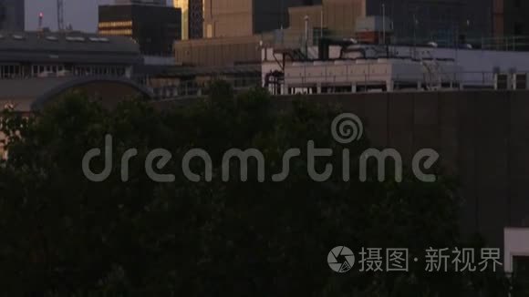 美丽的伦敦商业区夜间无人机景