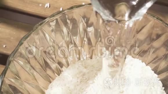 在一碗水中慢动作生米饭视频