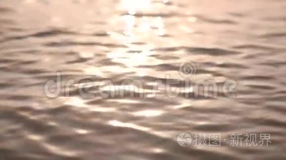 黑色女性湿衣服穿在水面上滑水视频