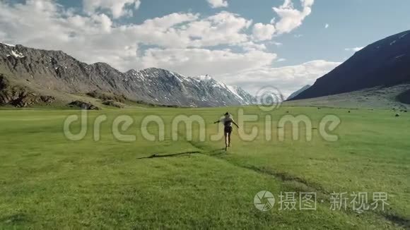 快乐的女人在田野里玩得很开心，自然兴奋，快乐在天空中抛出一顶帽子。 快乐积极