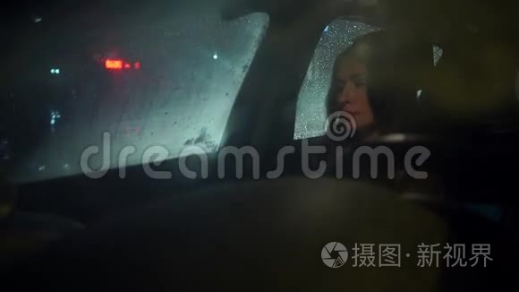 雨夜车窗后漂亮的黑发女孩视频