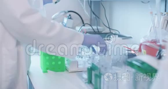 在医院医学实验室进行实验的科学家