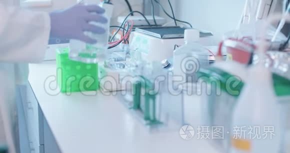 科学家在医学实验室做实验视频
