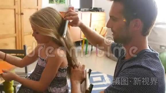 父亲把女儿的头发梳到桌子上
