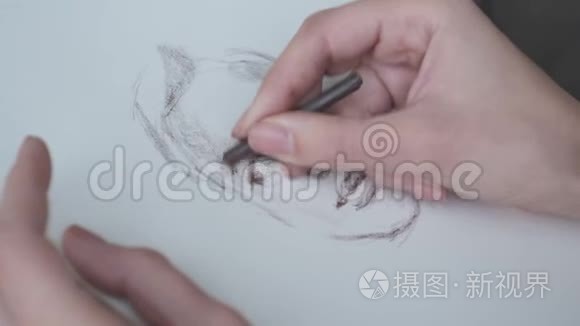 女人画了一幅素描视频