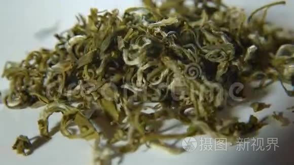 在白色背景上旋转绿叶茶视频