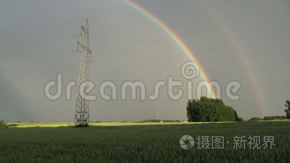 美丽的傍晚彩虹覆盖农田视频