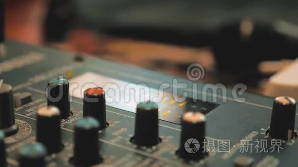 录音室与工程师或音乐制作人混合办公桌。 音频控制台混频器概念生活方式