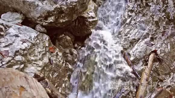 水流缓慢地在石头上落下，溪流在石头上落下，溅起，小山