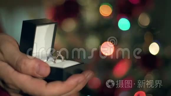 订婚戒指建议收手。 圣诞树背景