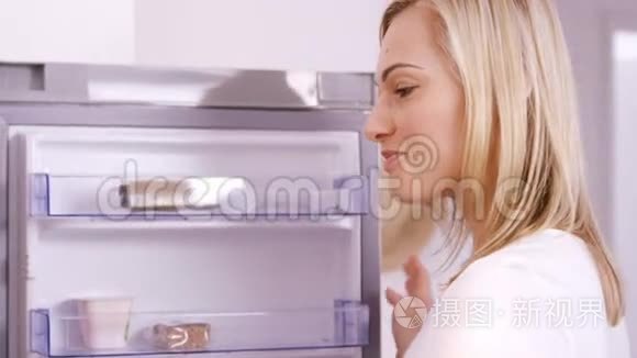 金发女人在冰箱上吃酸奶视频