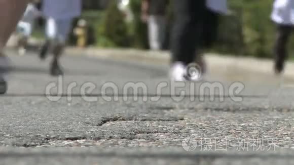 马拉松地面景观7人中有4人