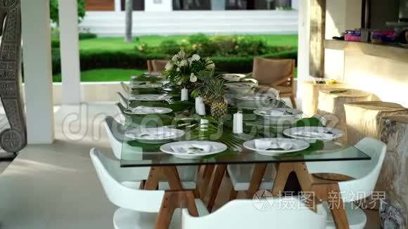热带别墅的餐桌装饰视频